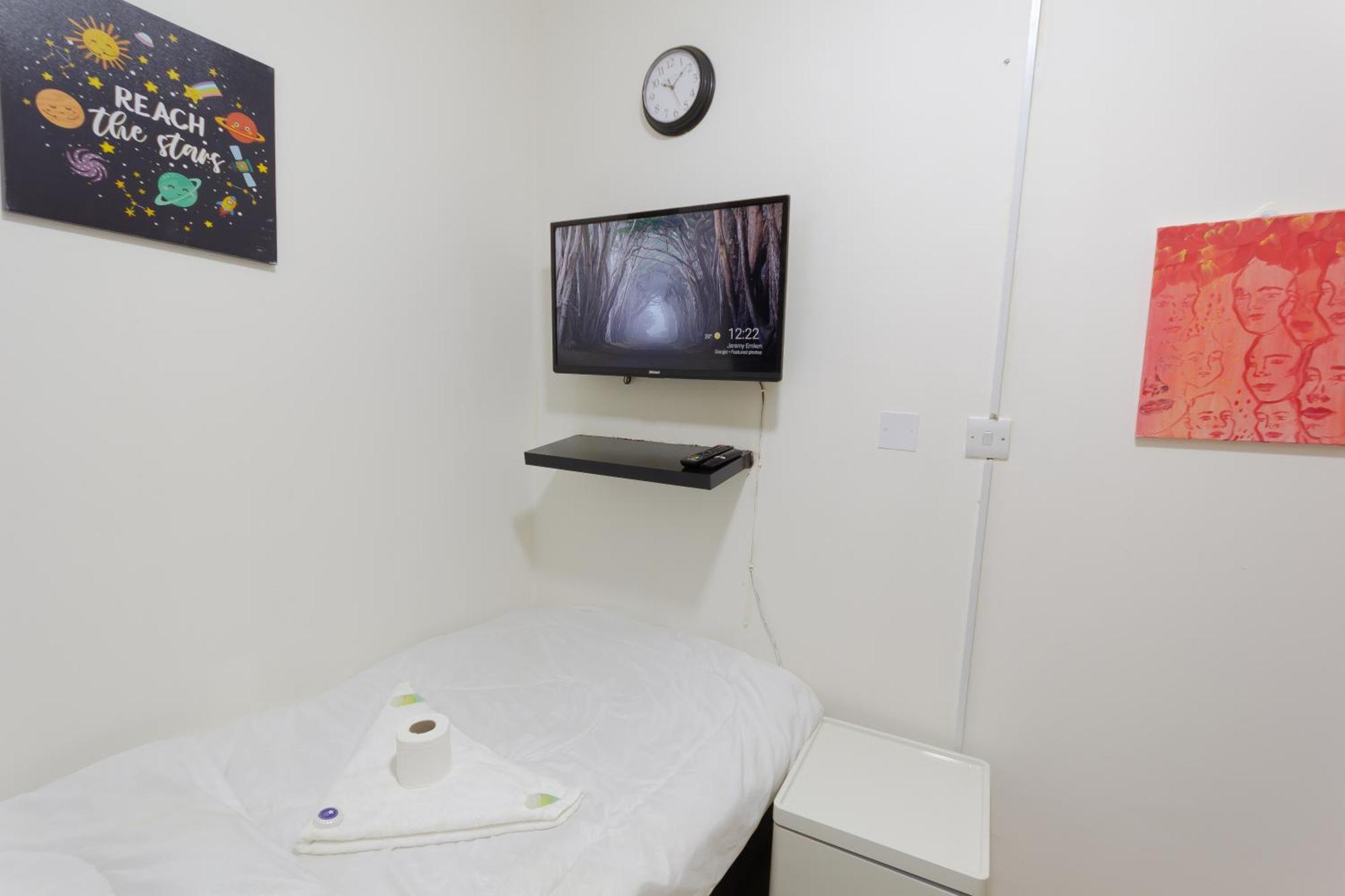 Budget Rooms With Private Bathroom For 'Girls' Only In Dubai, Marina المظهر الخارجي الصورة